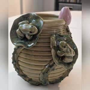 Vintage Majolica planter vase, waterlily leaves bud & 2 frogs extremely detailed